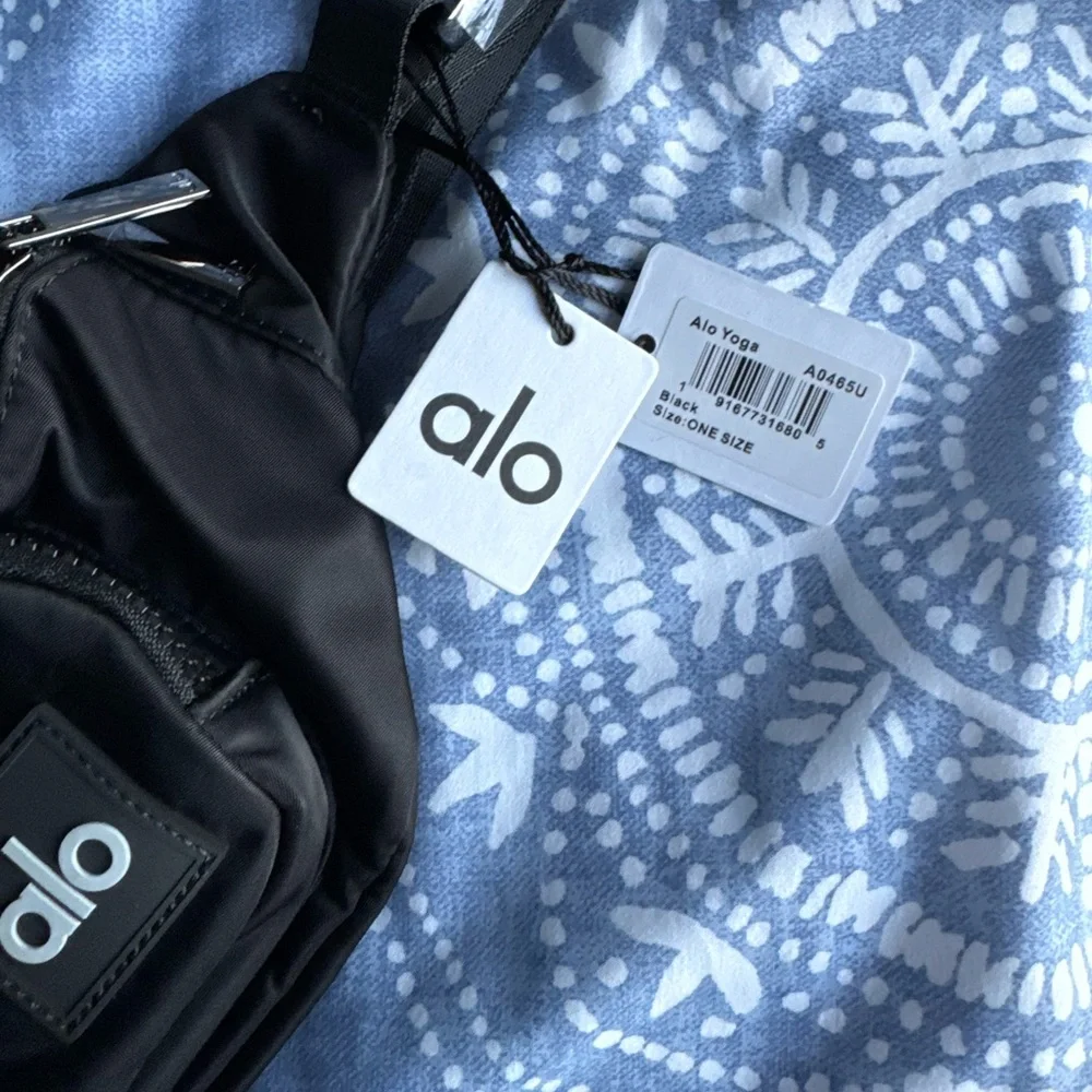 ALO Yoga Black Waist Bag - Picture 2 of 3